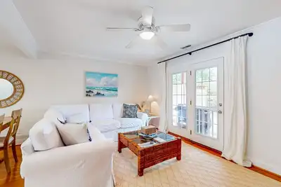 Image de Contemporary townhome with patio, grill, balcony, W/D, & walkable location