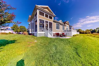 Image de Bayside Resort townhome with nautical-theme, resort amenities, & water views