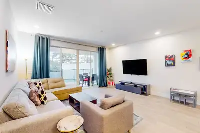 Image de Dog-friendly retreat with pool, covered patio, children's items, grill, and Ac