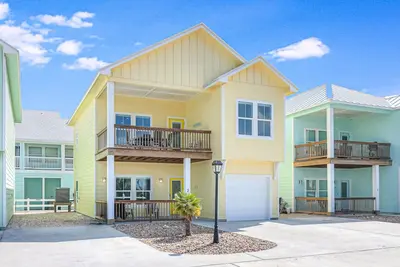 Image de Resort-style community home with water views, pool, & kayaks - snowbird friendly