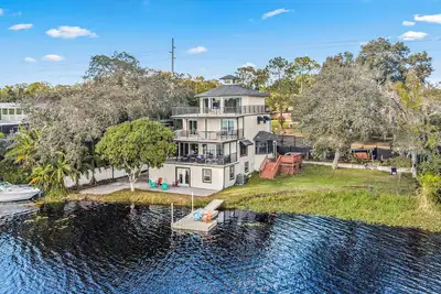 Image de Sprawling river view estate with game room, dock, kayaks, grill, & fishing gear