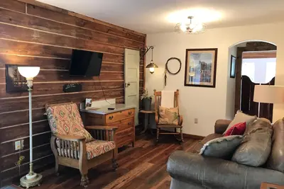 Image de Rustic and charming dog-friendly mountain retreat with deck, W/D, & amazing view