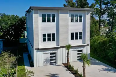 Image de 10% Off Aug + Sept | Luxury Home w/Elevator, Large Kitchen, Garage, Ev Charger, 2 Decks, Quiet Area