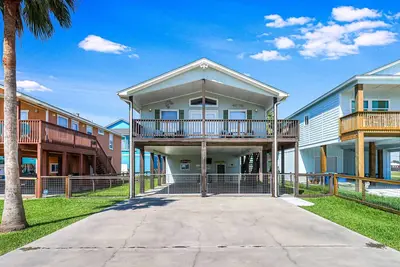 Image de Bay-view home with covered deck, enclosed yard, Ac, & W\/D - walk downtown