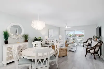 Image de Gorgeous Top Floor Beach Condo at Breakers West