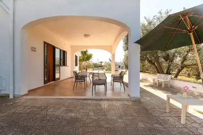 Image de Villa 'Tra Gli Ulivi In Ostuni' avec terrasse privée et jardin privé