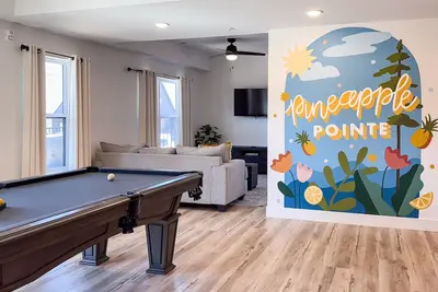 Image de Hot tub, Lake view, Deck, Game room | Mini Pointe