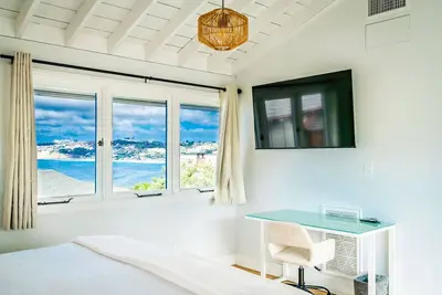 Image de Blue Water View Condo in Prime Coastal Locale