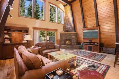 Image de Tahoe Luxury Cabin - Hot Tub, Pool Table, Sleeps 9