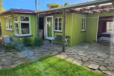 Image de Cosy and private cottage with crashing waves and bird song to soothe your soul.