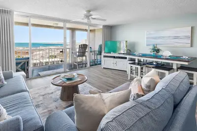 Image de 1br Condo with Balcony, Beach Access+ Scenic Views | Magnolia House 406