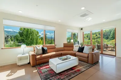 Image de Luxury Downtown Condo | Riverfront + Mt Views!