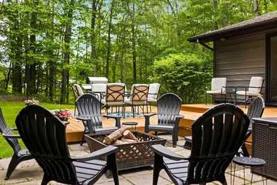 Image de Private and Convenient-New Hot tub-Fire Pit-Game Room-Near Walloon Lake beach!