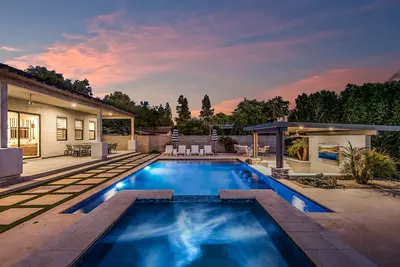 Image de Modern Home | Impressive Backyard | Heated Pool