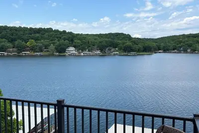 Image de Lake house with three decks private dock and swim platform.