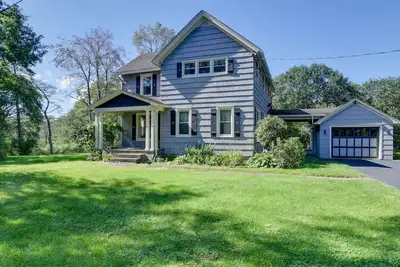 Image de Rustic Bainbridge Retreat w\/ Spacious Yard!