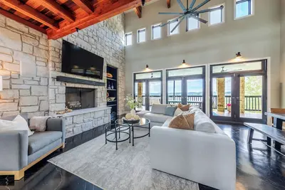 Image de Lake Travis Lakefront Home, newly renovated, Pool/Spa, boat launch & beach! !