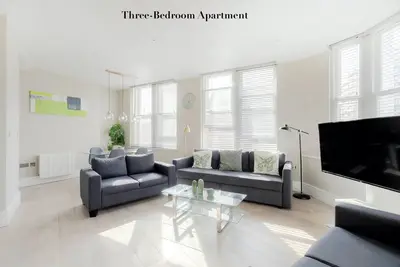 Image de Appartement-Salle de bain et douche-Vue ville