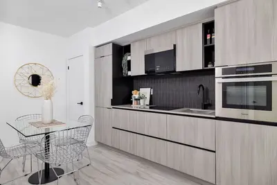Image de New Stylish Condo, 2 Br, 1 Ba, Workspace, Pets Welcome, Central Location!