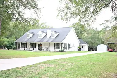 Image de Modern Farmhouse & Guest Home in Wallisville!