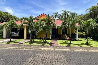 Image de Beautiful 3 Bed\/3Bath Home Steps from a Private Beach in Paradise!
