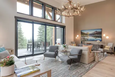 Image de Luxurious New Ski-In Ski-Out Estate w/ Hot tub: Your Ultimate Mountain Getaway