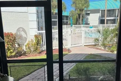Image de Ground Floor 2 Bed 2 Bath, Washer/Dryer, Short Walk to #1 Siesta Beach!