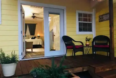 Image de Entire house on private lake! 2 bedrooms, 2 baths.
