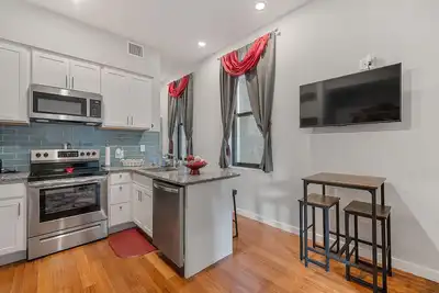 Image de Lux+1st floor+Otr+Wi-Fi+Free prkg+walk everywhere