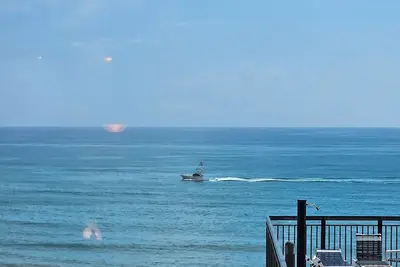 Image de Fantastic ocean view/roof top pool from balcony. Summer waves at Lazy Days \n\n\n\n.