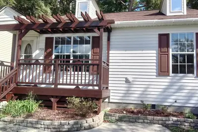 Image de Darling open concept getaway in the heart of Wilmy - quick drive to beaches & Dt