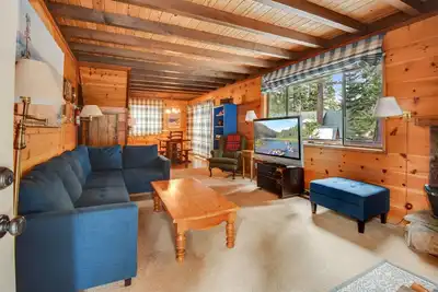 Dog-Friendly Cottage, Sleeps 8, Lake Fun & Skiing