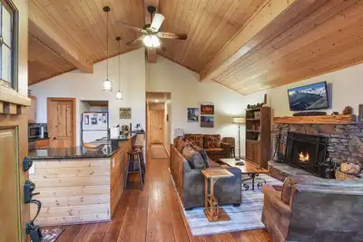 Image de Knotty Pine Cabin - Remodeled, Close to Lake