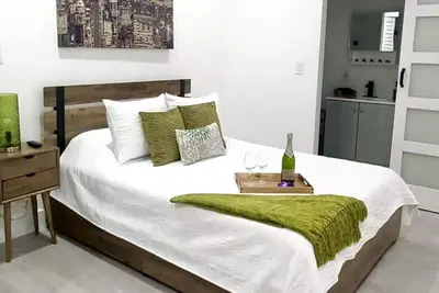 Image de Cozy and Comfy Emerald Studio!