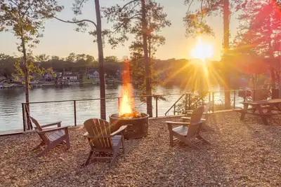 Image de Waterfront Luxury Tiny Home 360 North on Wilson Lake Close to Robert Trent Jones