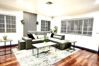 Image de Central Location Large Size Home New Listing Special Book Now!
