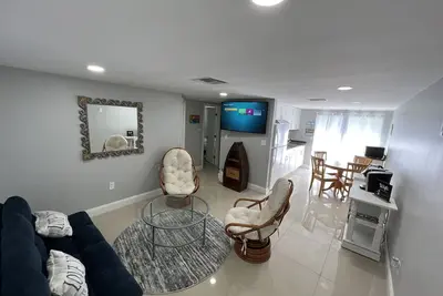 Image de Lovely comfy clean apartment. Close to State parks/ beaches/ restaurants.