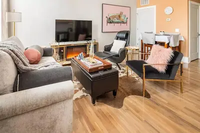 Image de Cozy Luxe Loft w/ Free Parking in Heart of City