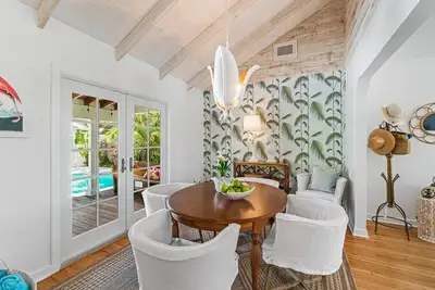 Image de Beautiful Remodeled Cottage w\/ heated pool and spa, 1 mile from beach!