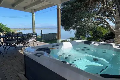 Image de Riverfront Family Home, with spa and stage