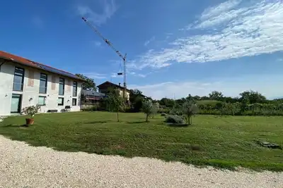 Image de this 3-bedroom apartment features a fully equipped kitchen