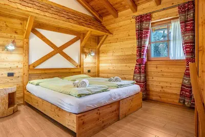 Image de Chalet 'Camping Faè' avec vue sur les montagnes, terrasse privée et Wi-Fi