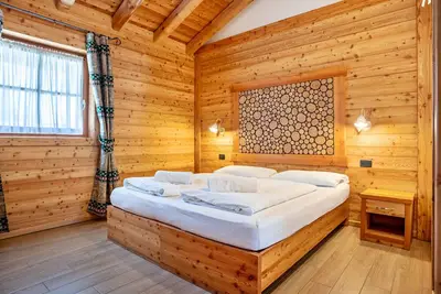 Image de Chalet 'Camping Faè' avec vue sur les montagnes, terrasse privée et Wi-Fi