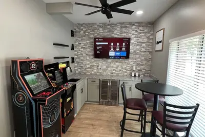 Image de Walkable Benz Stadium+Gated+Private Rooftop+Private Garage