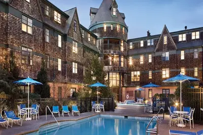 Image de 1 Bedroom Suite, Sleeps 4, w/ Kitchenette at Inn at Long Wharf, Newport! !