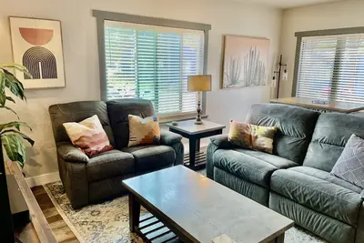 Image de Heart of Bv - River & Mountain Condo - location, location, location!