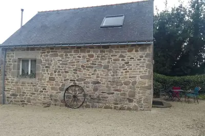 Gîte 5 personnes en Centre Bretagne, avec piscine exterieure chauffée et spa.