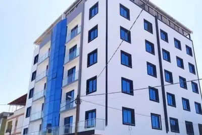 Image de 2br apartment in city center, Ac, security, perfect for families and couples.