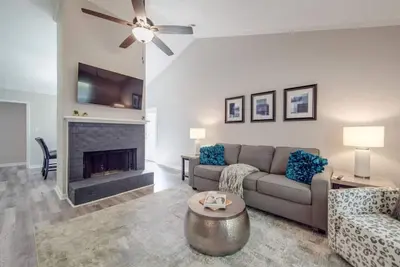 Image de Cozy 3br Bungalow—City Views—Fire Pit—Football!