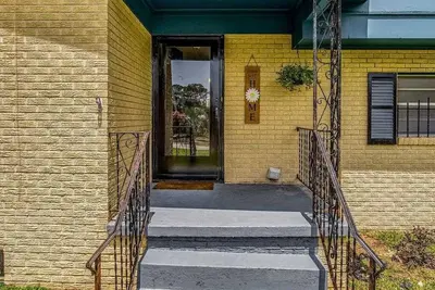 Image de Spacious Split Level Home near the Pensacola I-10 Highway